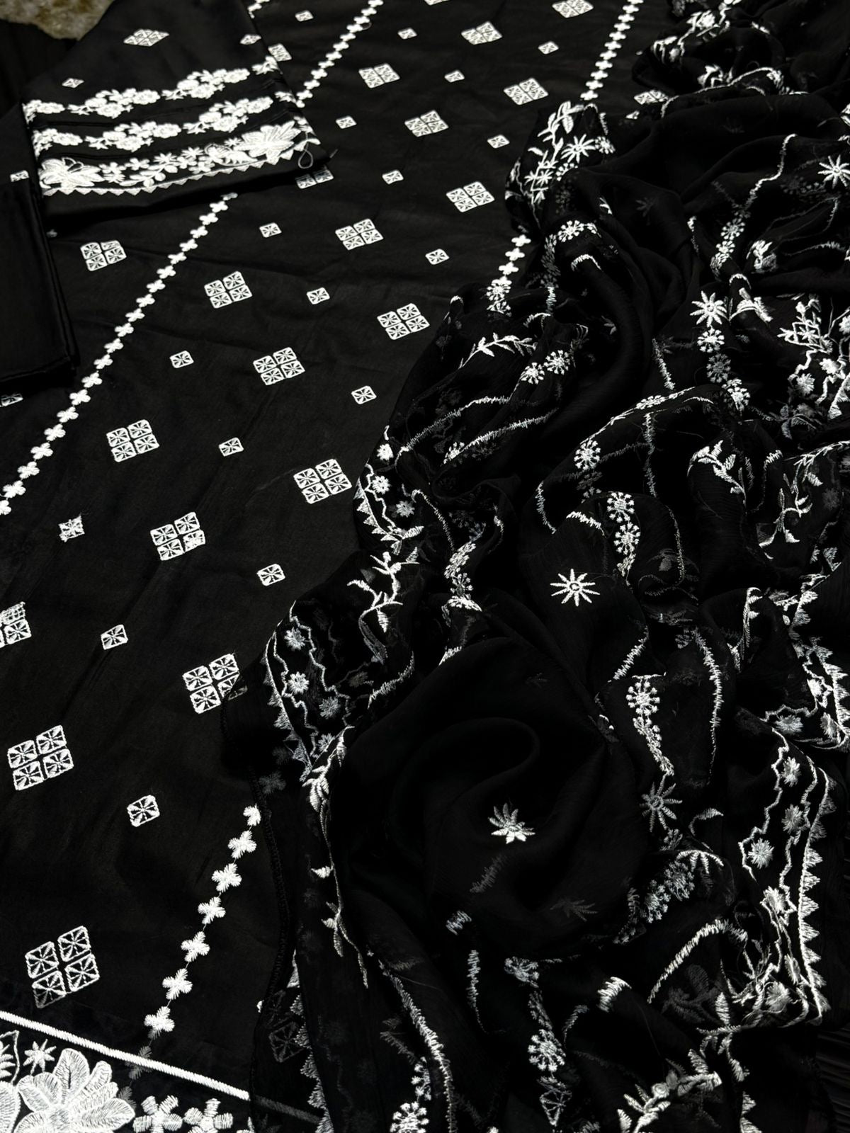 BAREEZE 3PC UNSTITCHED EMBROIDERED CODE 4037