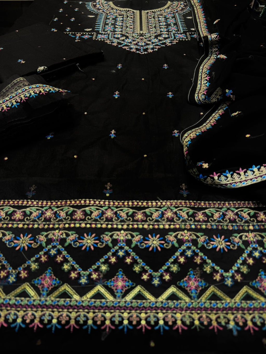 BATIK 3PC LAWN UNSTITCHED EMBROIDERED Code:7328
